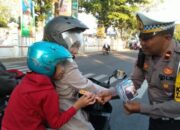 Patuhi Aturan Berlalulintas, Pengguna Jalan di Brebes Dapat Coklat