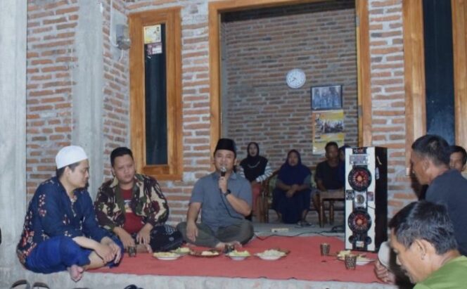 
					Dua Figur Calon Pemimpin di Pilkada 2024 Bertemu, Warga Harjosari Kidul Tegal Sebut Ischak-Angga Duet Kalangan Muda