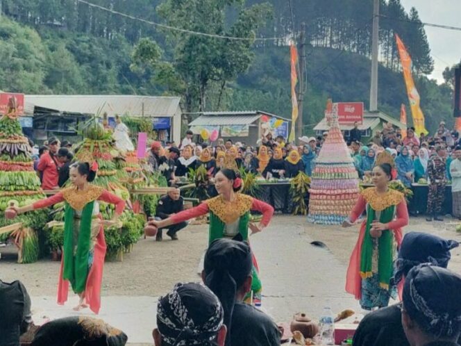 
					Tarian Tiga Dara Siswi SMKN 1 Bumijawa Tegal Semarakan Ruwat Bumi Desa Guci