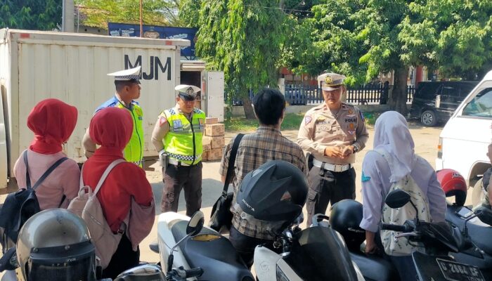 Kedepankan Cara Humanis, Kanit Kamsel Polres Tegal Hanya Berikan Pelanggar Tata Tertib Lalu Lintas Teguran