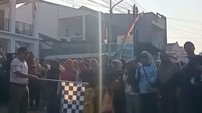 
					Ratusan Warga Desa Linggapura Semarakkan HUT ke-79 RI dengan Jalan Sehat