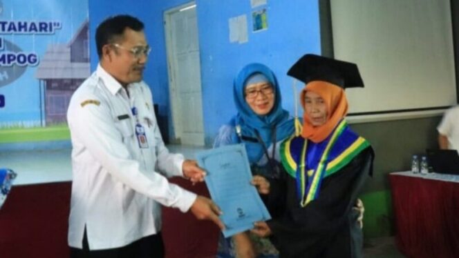 
					Lansia Usia 100 Tahun di Sirampog Brebes Lulus dengan Predikat Cumlaude