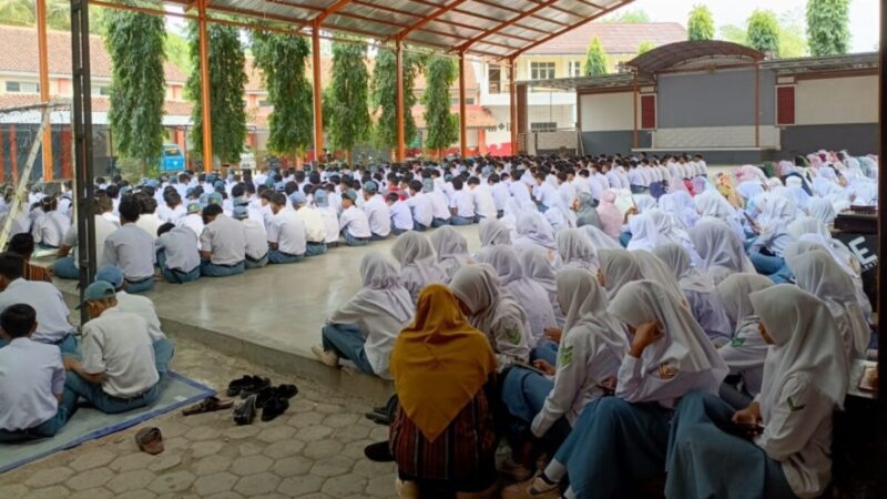 Siswa SMK MUTU BUMI mengikuti salat Dhuha berjamaah sebelum masuk kelas di hanggar sekolah tersebut./Yudhi Prasetyo/Portal Pantura)