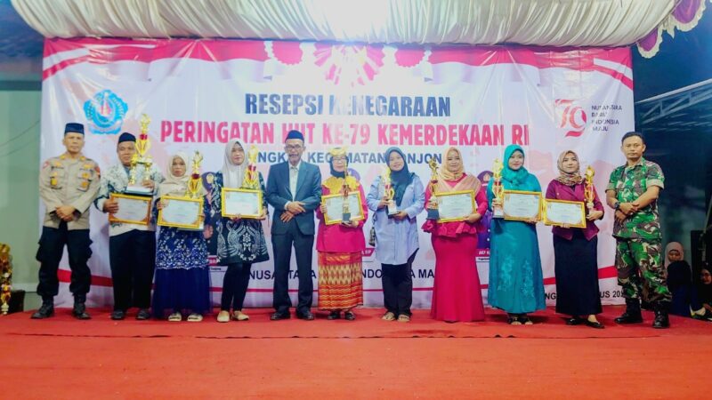 Camat Tonjong Lukman Hakim, SH., S.IP., Danramil Tonjong Peltu Ibrahim, Kapolsek Tonjong AKP Hasari foto bersama dengan para juara lomba HUT RI ke079 tingkat Kecamatan Tonjong pda acara Resepsi Kenegaraan, Jumat 30 Agustus 2024. (Foto: Portal Pantura/Yudhi Prasetyo).