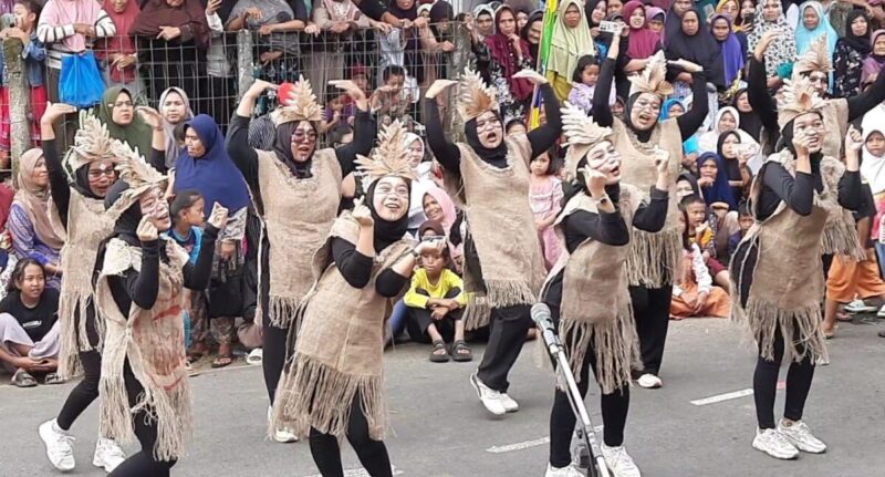 Salah satu kelompok peserta gerak jalan HUT RI ke-79 tingkat Desa Kalijurang beraksi de depan panggung kehormatan/Yudhi Prasetyo/Portal Pantura/