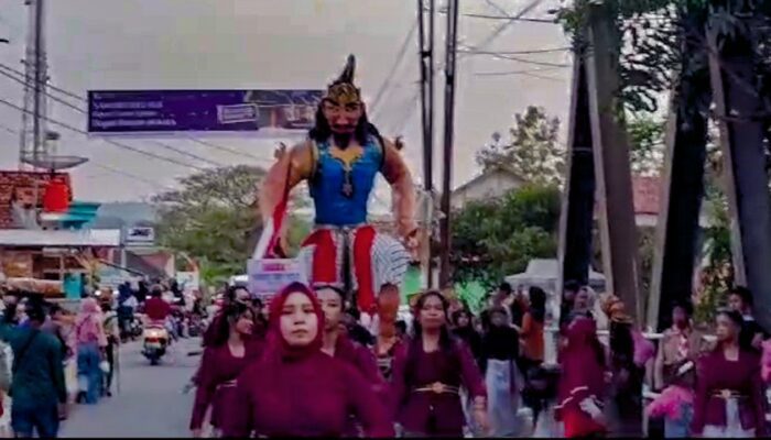 Karnaval Budaya HUT RI ke-79 di Kecamatan Tonjong: Patung Gatot Kaca Raksasa Desa Rajawetan Jadi Sorotan