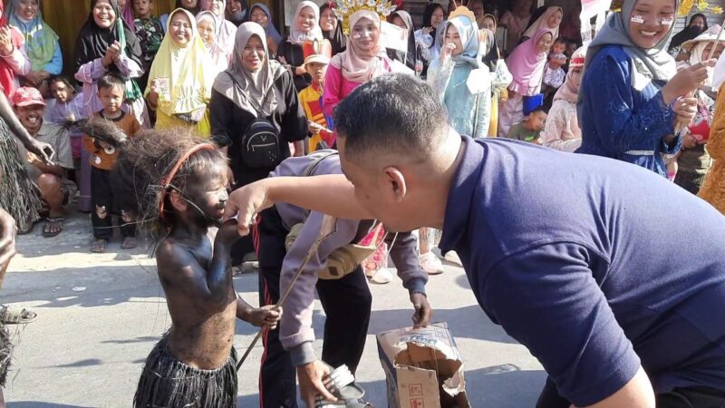 Anggota DPRD Kabupaten terpilih, Ade Apriyanto menyapa dan memberi saweran kepada peserta cilik dalam karnaval HUT RI ke-79 tingkat Desa Linggapura, Minggu, 18 Agustus 2024. (Foto: Yudhi Prasetyo/Portal Pantura)