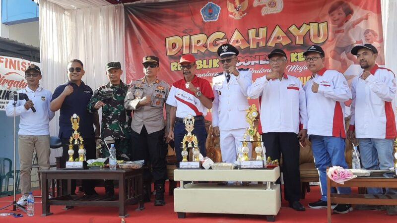 Kades Linggapura Mustain, Camat Tonjong Lukmsn Hakim Kapolsek Tonjong AKP Hasari, Danramil Tonjong Burhanudin, BPD Desa Linggapura, dan anggota DPRD Brebes Ade Apriyanto, sera Sedes Linggapura Asep Supriyono foto bersama usai menyaksikan karnaval tingkat Desa Linggapura.(Foto: Yudhi Prasetyo/Portal Pantura)