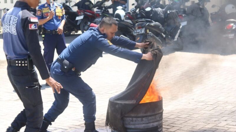 Petugas damkar demonstrasi cara memadamkan api di depan kantor KPU Brebes Senin (5/8/2024)/Istimewa/