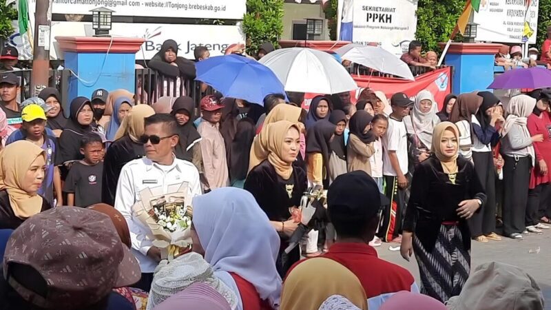 Perangkat desa berparas cantik ini menjadi pusat perhatian dalam karnaval budaya tingkat Kecamatan Tonjong, Rabu 21 Agustus 2024. (Foto: Yudhi Prasetyo/Portal Pantura).