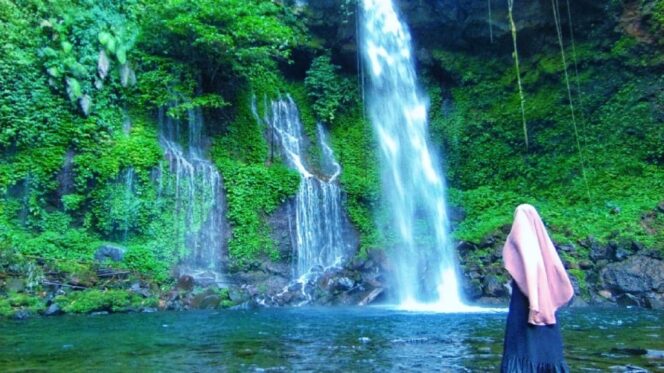 
					Suasana sejuk dan alami ditemani deru air yang jatuh di Curug Telu sanggup menenangkan hati. (Foto: Pariwisata Jateng)