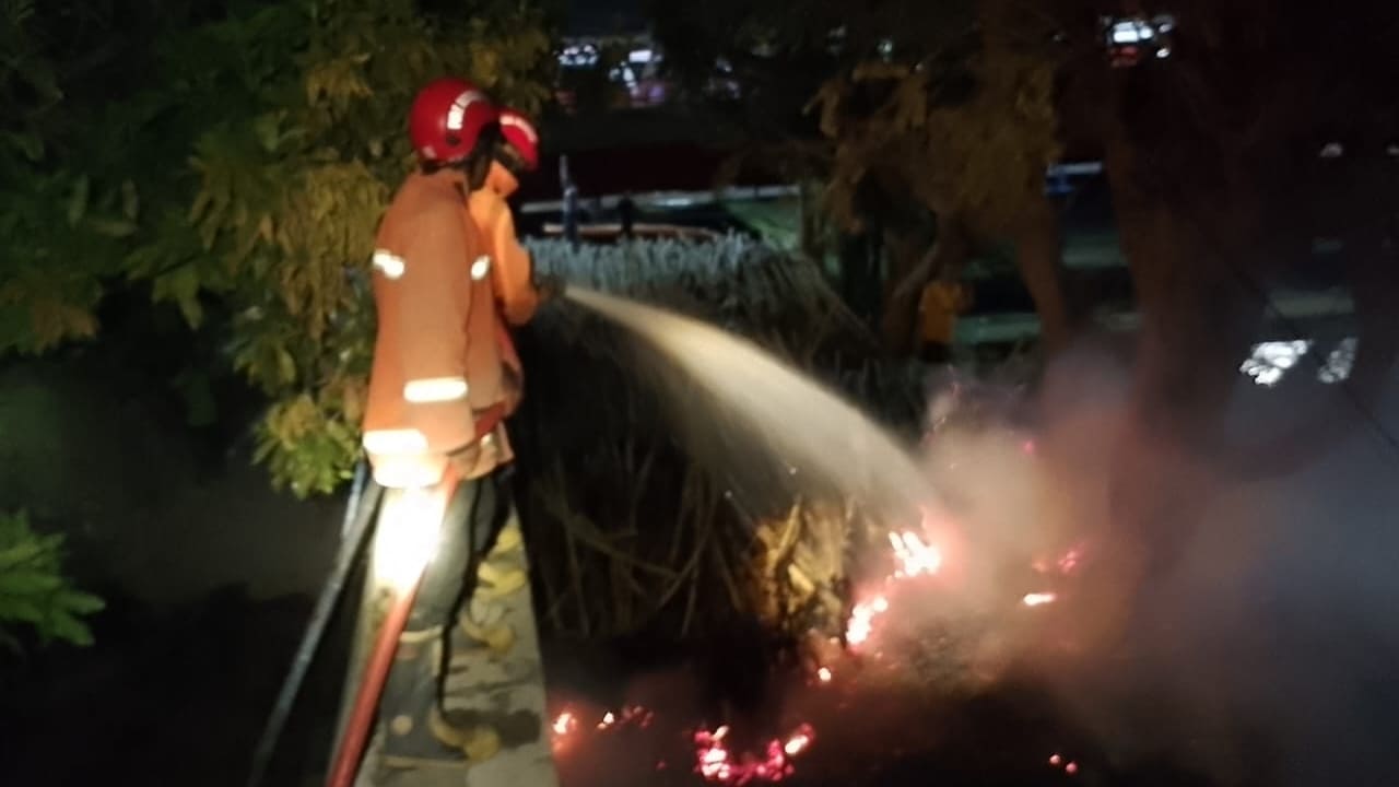 Tim Damkar Brebes berusaha memadamkan api agar tidak merembet kemana-mana.