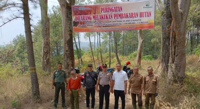 
					Cegah Kebakaran Hutan, Perhutani KPH Pekalongan Barat Tancapkan Banner dan Berikan Sosialisasi Imbauan