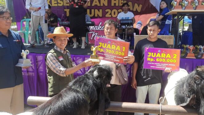 
					Kepala DPKH Brebes drh. Ismu Broto menyerahkan hadiah kepada para juara. (Foto: Portal Pantura/Yudhi Prasetyo)