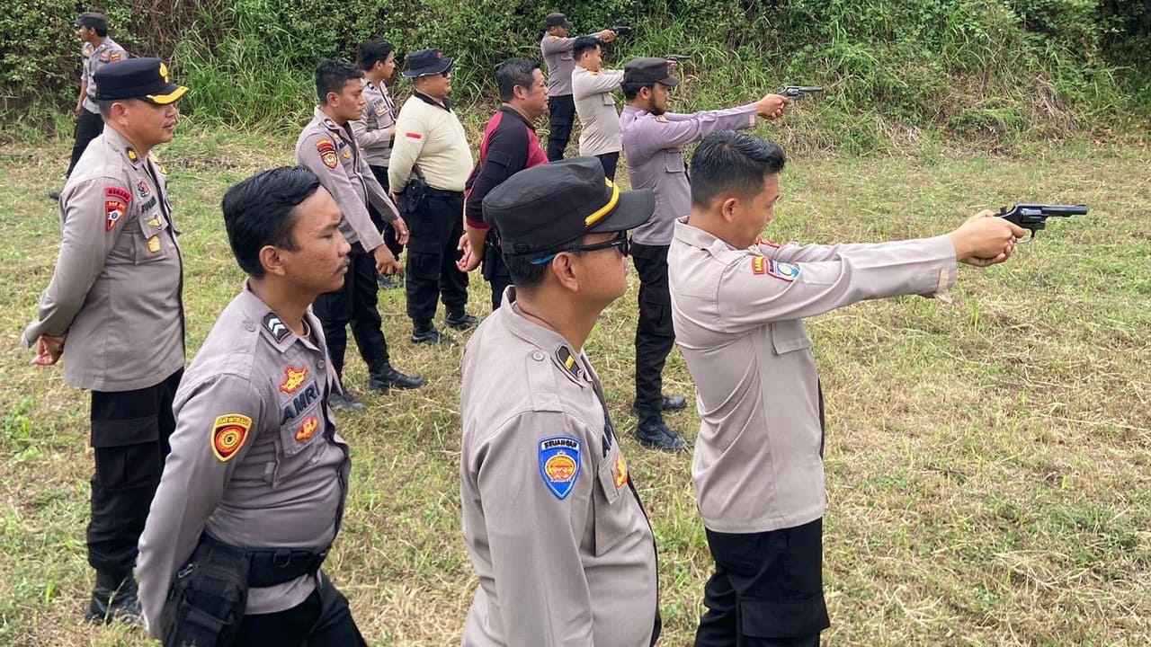 Para pengawal calon bupati dan wakil bupati dilatih menembak.