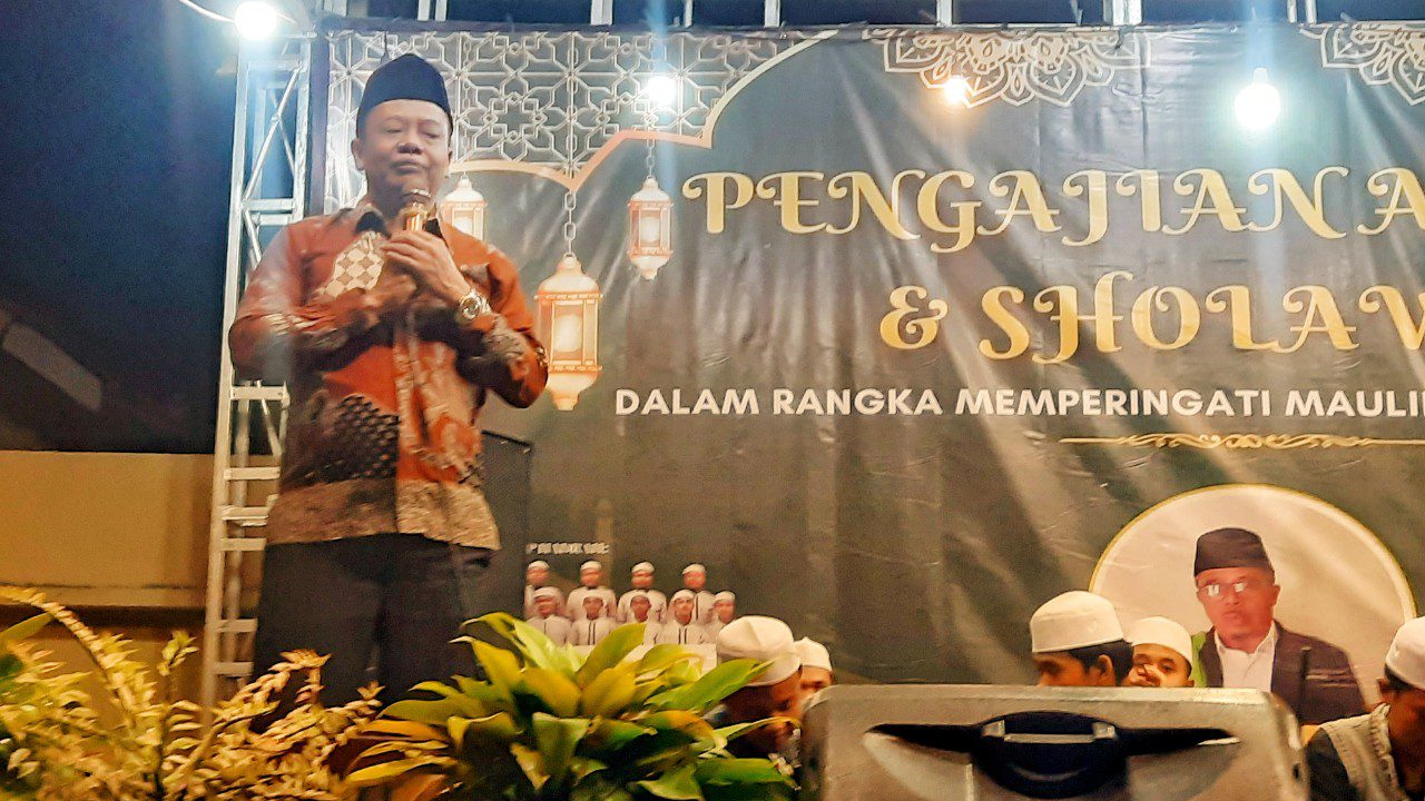 Calon Bupati Brebes di Pilkada 2024, Wurja, SE. memberi sambutan di acara "Karanganyar Bersholawat" Dukuh Karanganganyar, Desa Wanatirta, Kecamatan Paguyangan, Kabupaten Brebes, Jumat 27 September 2024 malam. (Foto: Portal Pantura/Yudhi Prasetyo)