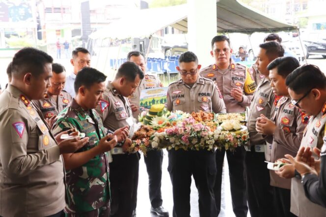 
					HUT TNI Ke 79, Kapolres Tegal Beri Kejutan Dandim 0712 Tegal Bawakan Nasi Tumpeng Simbol Kekuatan Sinergitas