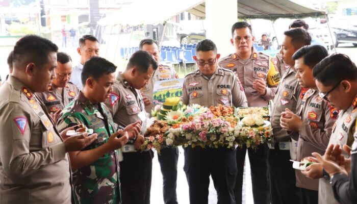 HUT TNI Ke 79, Kapolres Tegal Beri Kejutan Dandim 0712 Tegal Bawakan Nasi Tumpeng Simbol Kekuatan Sinergitas