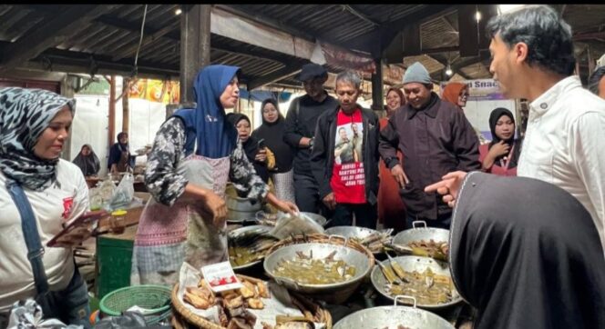 
					Respon Keluhan Pedagang Pasar Bumijawa Bima-Mujab Calon Bupati dan Wakil Bupati Tegal Siapkan Program Relaksasi