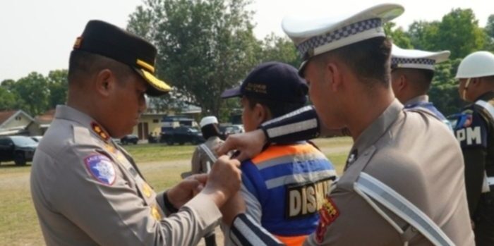 Kapolres Tegal Sematkan Pita Saat Apel Pasukan Tandai Operasi Zebra Candi 2024