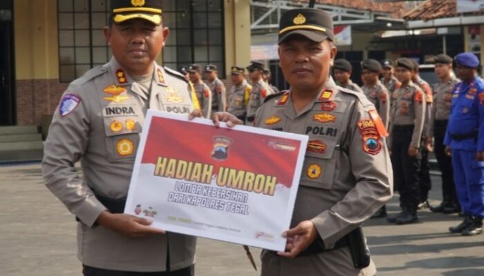 Hadiah Umroh Dari Kapolres Tegal Kejutkan Kapolsek Slawi  Saat Apel Jam Pimpinan