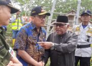 Warga Desa Kalijurang protes jalan rusak. (Foto: Portal Pantura/Yudhi Prasetyo)