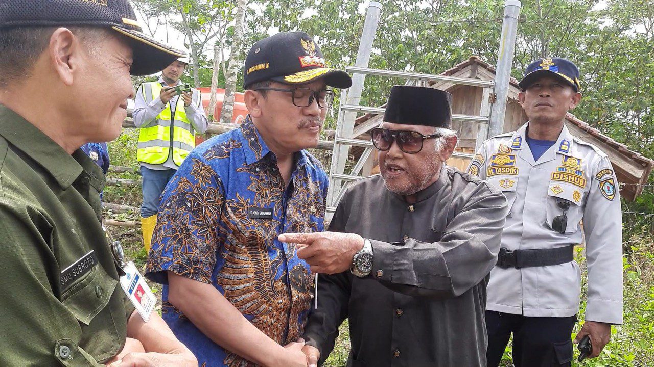 Warga Desa Kalijurang protes jalan rusak. (Foto: Portal Pantura/Yudhi Prasetyo)