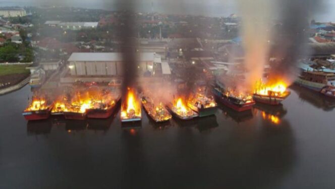 
					Sejumlah kapal di Pelabuhan Perikanan Pekalongan terbakar.