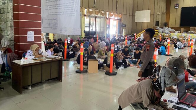 
					Pelipatan kertas suara pada Pilkada 2024 dijaga ketat oleh personel Polres Brebes. (Foto: Portal Pantura/Yudhi Prasetyo)