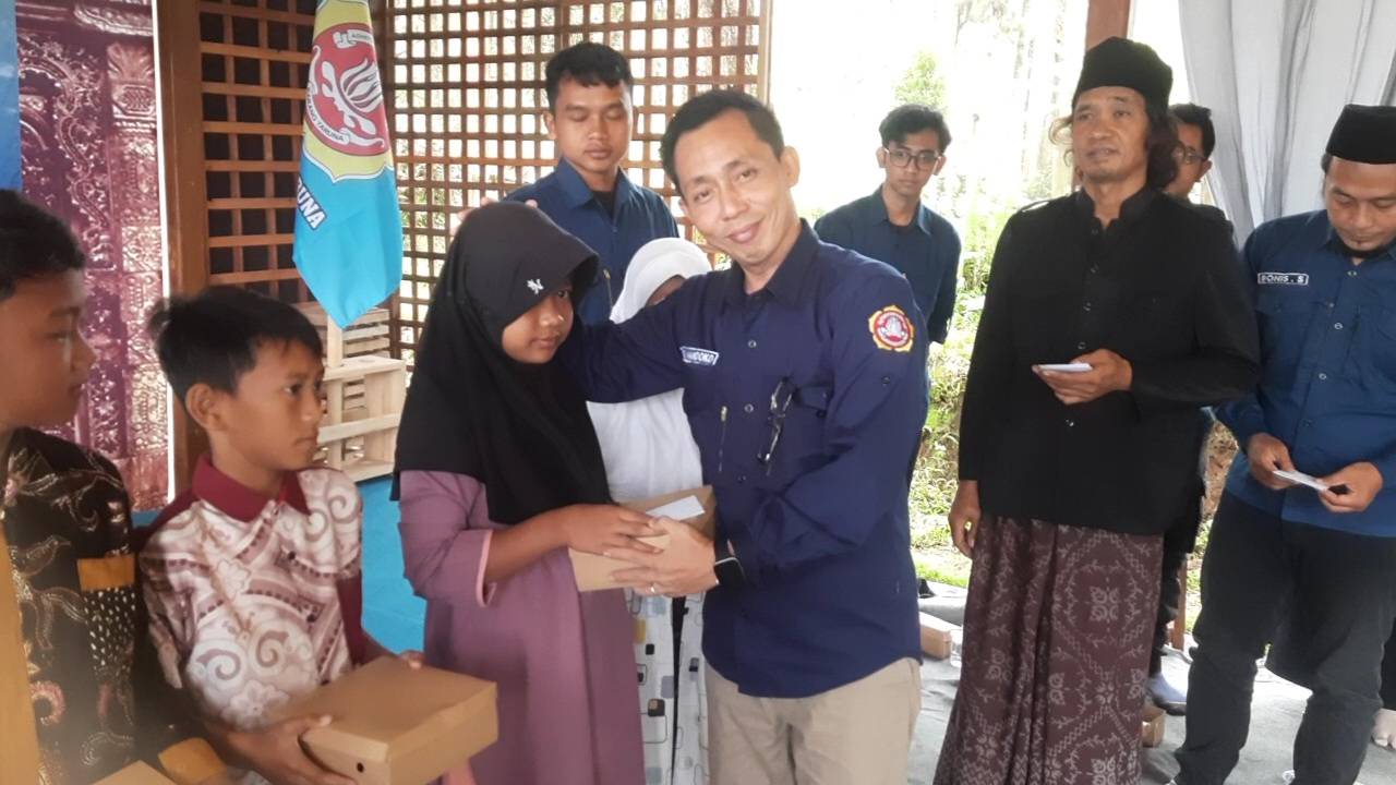 Penasehat Karang Taruna Winduaji Bagus Handoko menyerahkan santunan kepada yatim piatu, Minggu 1 Desember 2024. (Portal Pantura/Yudhi Prasetyo)