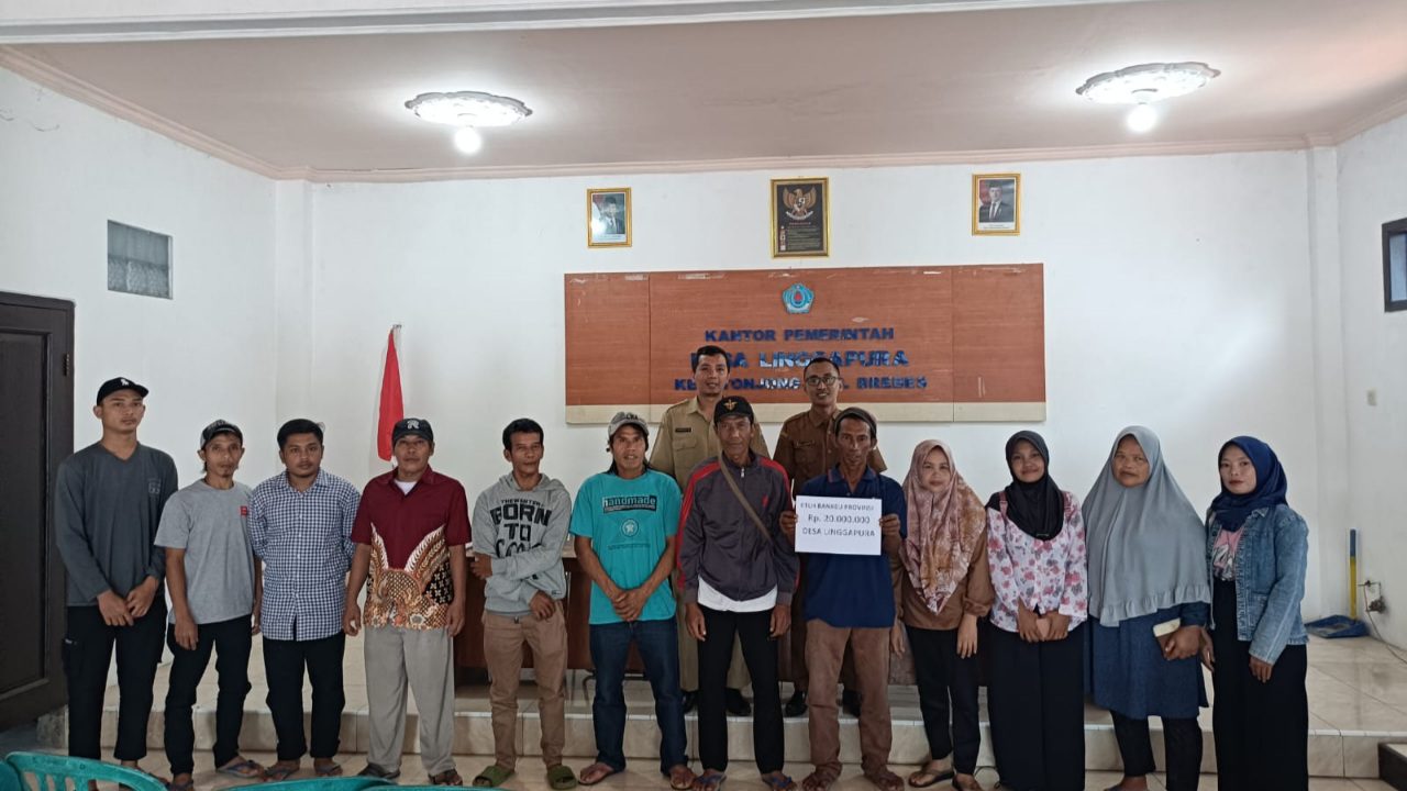 Penerima bantuan Gubernur RTLH foto bersama usai sosialisasi. (Portal Pantura/Yudhi Prasetyo)