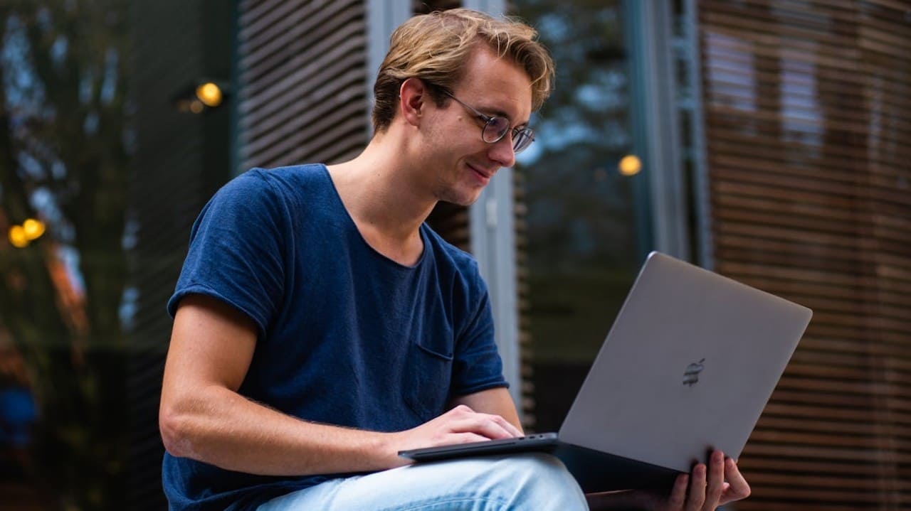 Ilustrasi laptop. (Foto: Portal Pantura/Buro Millennial)