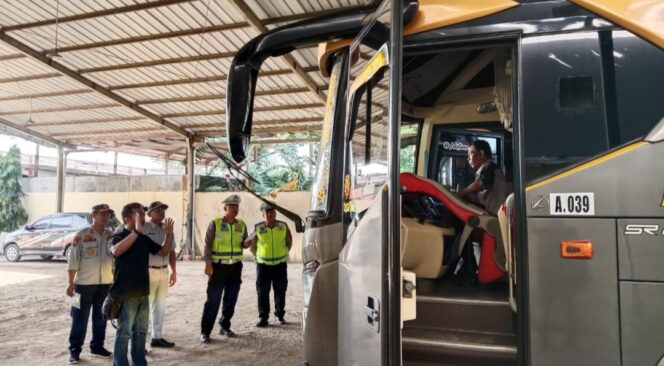 
					Jelang Nataru, Gandeng Dishub Satlantas Polres Tegal Ramp Check Di Armada Bus PO Dedy Jaya Group di Slawi