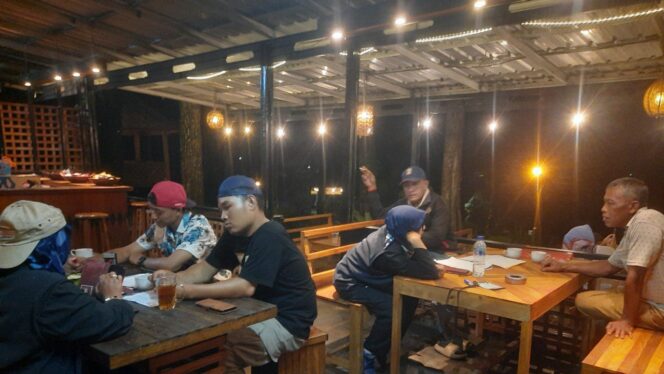 
					Suasana Kafe Alas pada malam hari. (Portal Pantura/Yudhi Prasetyo)