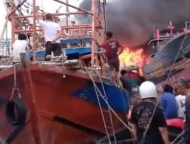 Sejumlah kapal terbakar di Pelabuhan Pelindo Kota Tegal, Jumat 27 Desember 2024 pagi. (Istimewa)