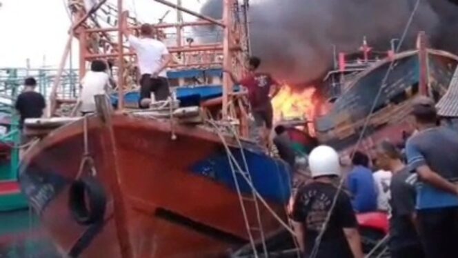 
					Sejumlah kapal terbakar di Pelabuhan Pelindo Kota Tegal, Jumat 27 Desember 2024 pagi. (Istimewa)