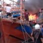 Sejumlah kapal terbakar di Pelabuhan Pelindo Kota Tegal, Jumat 27 Desember 2024 pagi. (Istimewa)