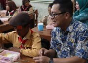 Pj Bupati Brebes Djoko Gunawan melihat langsung uji coba makan gratia di sekolah. (Humas Kab. Brebes)