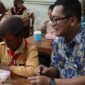 Pj Bupati Brebes Djoko Gunawan melihat langsung uji coba makan gratia di sekolah. (Humas Kab. Brebes)