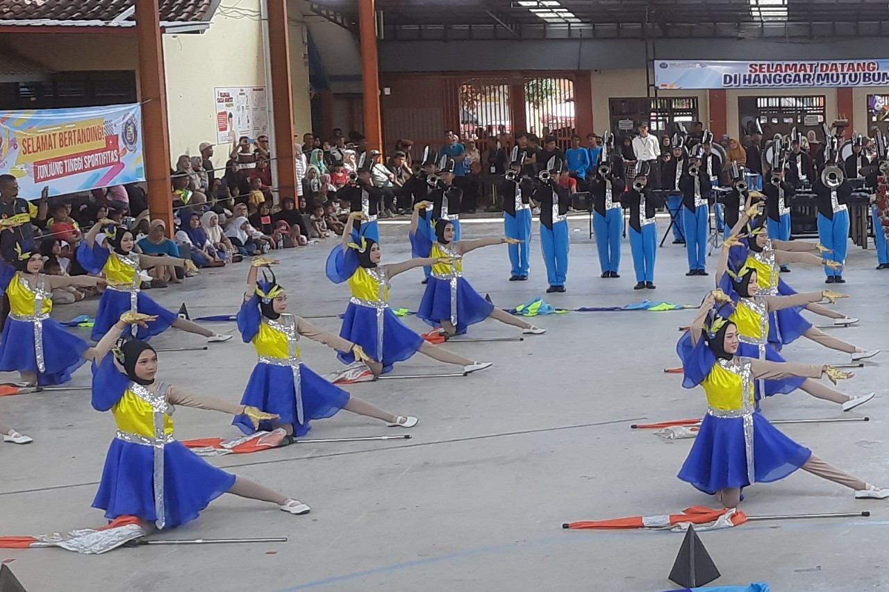 Penampilan Marching Band SMP 2 Bumiayu mampu memukau penonton. (Portal Pantura/Yudhi Prasetyo)