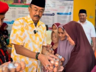 Anggota DPR RI H  Agung Widyantoro, SH., M.Si., memberi bantuan telur kepada warga terdampak bencana alam di Desa Capar, Salem, Brebes. (Portal Pantura/Yudhi Prasetyo)