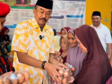 Anggota DPR RI H  Agung Widyantoro, SH., M.Si., memberi bantuan telur kepada warga terdampak bencana alam di Desa Capar, Salem, Brebes. (Portal Pantura/Yudhi Prasetyo)