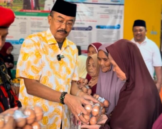 
					Anggota DPR RI H  Agung Widyantoro, SH., M.Si., memberi bantuan telur kepada warga terdampak bencana alam di Desa Capar, Salem, Brebes. (Portal Pantura/Yudhi Prasetyo)