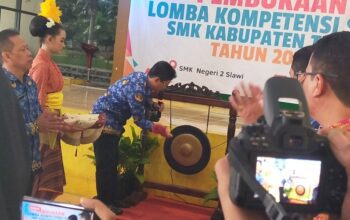 Pemukulan Gong di SMKN 2 Slawi Tandai Lomba LKS Antar Sekolah Kabupaten Tegal