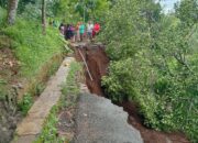 Longsor Putus Akses Warga di Kecamatan Tonjong, Gotong Royong Bangun Jalan Darurat