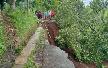 Longsor Putus Akses Warga di Kecamatan Tonjong, Gotong Royong Bangun Jalan Darurat