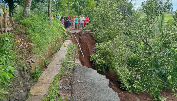 Longsor Putus Akses Warga di Kecamatan Tonjong, Gotong Royong Bangun Jalan Darurat