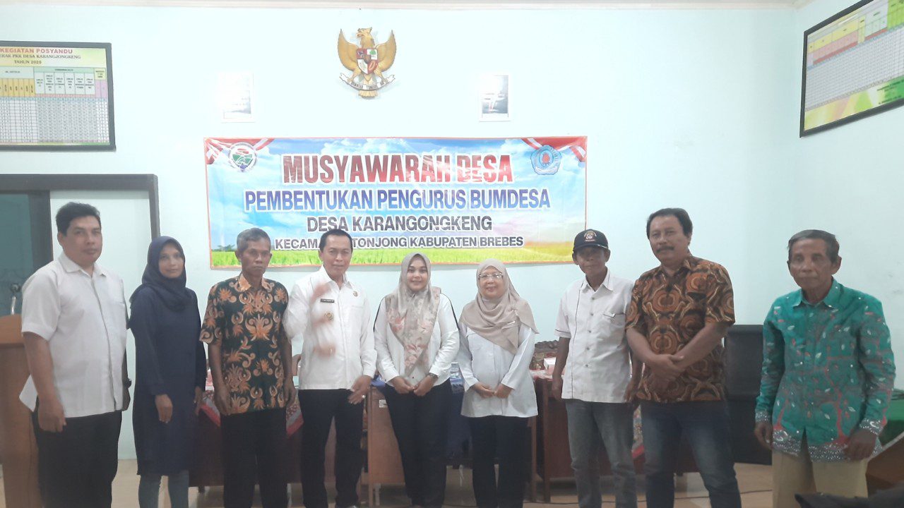 Foto bersama pengurus, prngawas, dsn komisaris BUMDes serta pendamping desa. Foto: Portal Pantura/Yudhi Prasetyo.