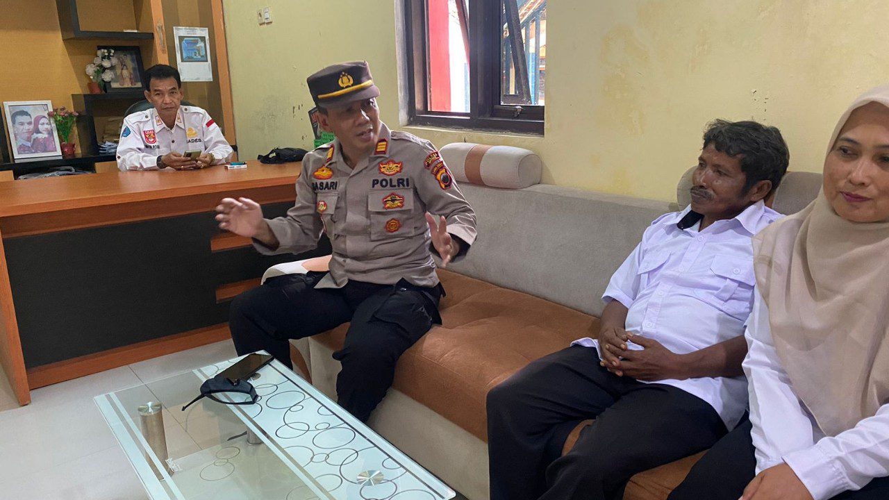 Kapolsek Tonjong, AKP Hasari memberi pengarahan kepada perangkat desa Watujaya dalam program 1 hari 1 desa. Foto: dok. Polsek Tonjong.