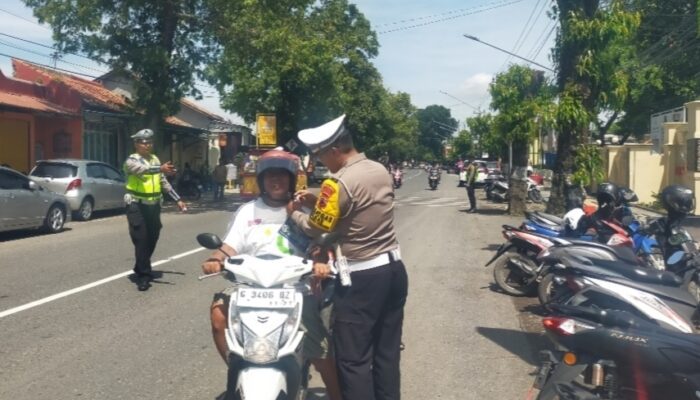 Pembagian Helm Kapolres Tandai 14 Hari Giat Simpatik Operasi Keselamatan Candi Polres Tegal